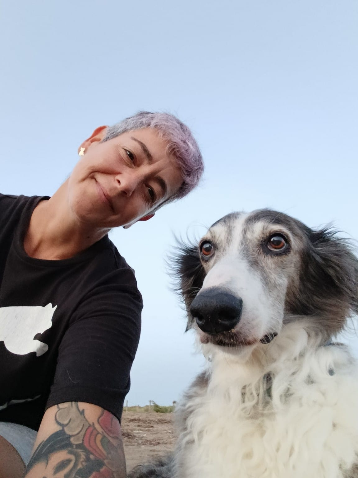Ángela y Ron juntos al aire libre bajo un cielo azul